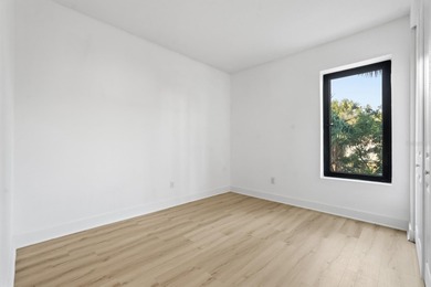 One or more photo(s) has been virtually staged. This stunning - photo 14