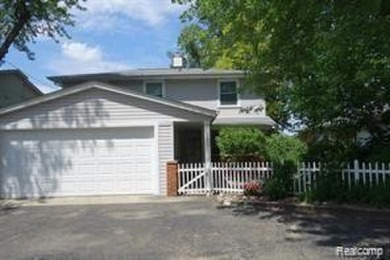Middle Straights Lake Home Sale Pending in West Bloomfield Michigan