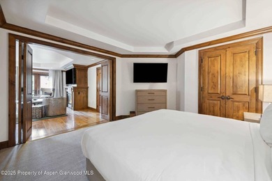 2024 renovations completed (including new decor, furniture - photo 12