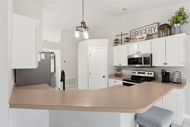 Welcome home to this beautifully maintained, immaculately clean - photo 17
