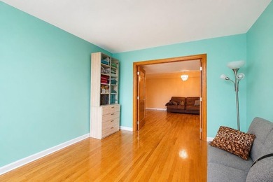 Prime Brighton Beach - Ocean Block! Welcome to this rare and - photo 22