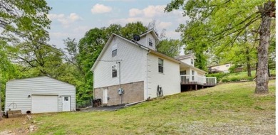 Looking for privacy near Beaver Lake. Don't miss this charming 3