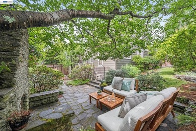 Prepare to be delighted by this tastefully updated 3BD/1.5BA - photo 3