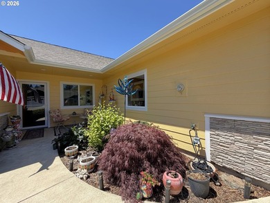 Built in 2018, this beautifully maintained custom home offers 1 - photo 4