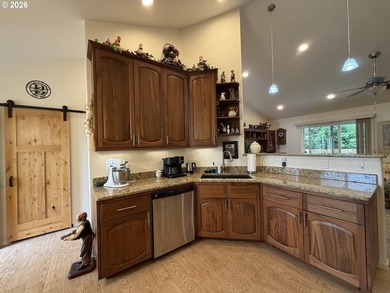 Built in 2018, this beautifully maintained custom home offers 1 - photo 7