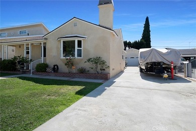 Spacious remodeled 3-bedroom home with an additional room ideal - photo 2