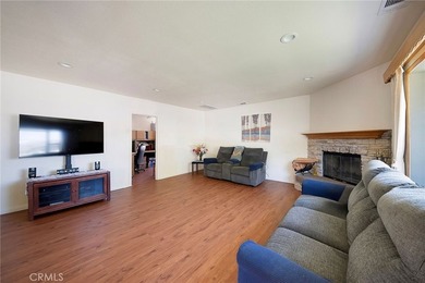 Spacious remodeled 3-bedroom home with an additional room ideal - photo 4