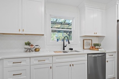 Absolutely Stunning Top To Bottom Renovation Super Close To Lake - photo 19