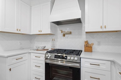 Absolutely Stunning Top To Bottom Renovation Super Close To Lake - photo 21