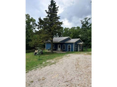 Beautiful nearly new, 2 bedroom, 1 bath home nestled in the - photo 1