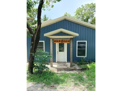 Beautiful nearly new, 2 bedroom, 1 bath home nestled in the - photo 2