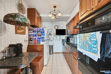 Beautiful two bedroom one bath upsplit bi-level apartment with - photo 12