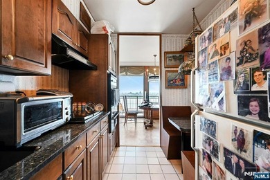 Beautiful two bedroom one bath upsplit bi-level apartment with - photo 13