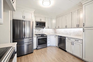 Welcome to this beautifully maintained 2-bedroom, 1.5-bath condo - photo 11