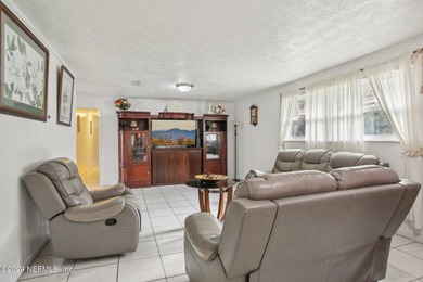 Welcome to this charming single-family ranch-style brick home - photo 11