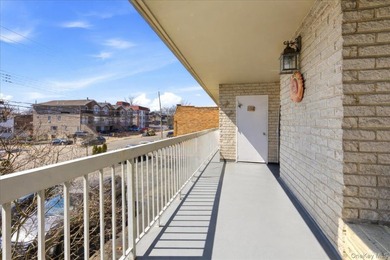 Welcome to this beautifully maintained 2-bedroom, 1.5-bath condo - photo 18