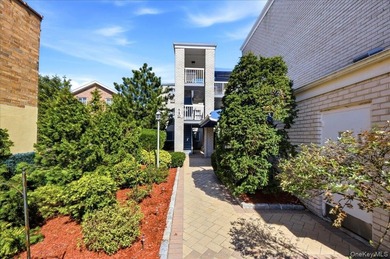 Welcome to this beautifully maintained 2-bedroom, 1.5-bath condo - photo 21