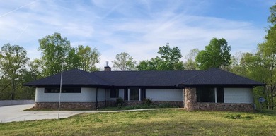 Searching for privacy? Welcome to this stunning custom built 8 - photo 1