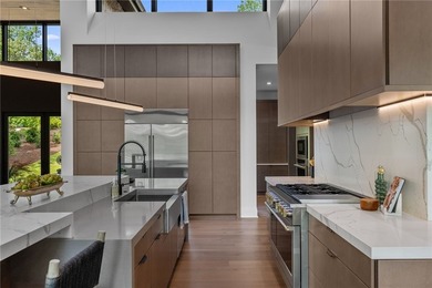 Welcome to an extraordinary lakefront retreat in the prestigious - photo 11
