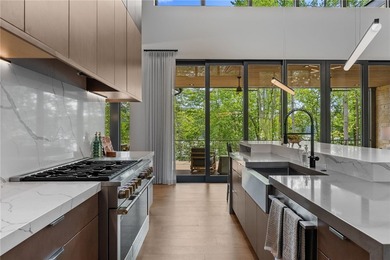 Welcome to an extraordinary lakefront retreat in the prestigious - photo 12