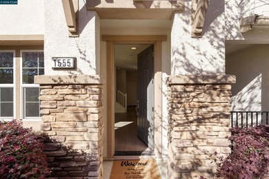 Welcome Home! Charming townhome built in 2015 with NEW carpet - photo 2