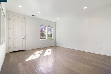 Welcome Home! Charming townhome built in 2015 with NEW carpet - photo 3