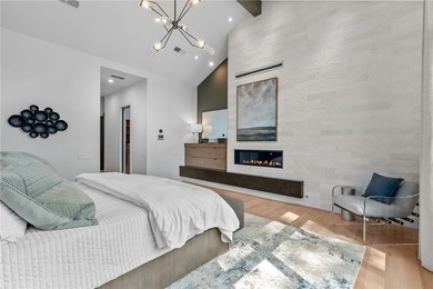 Welcome to an extraordinary lakefront retreat in the prestigious - photo 27