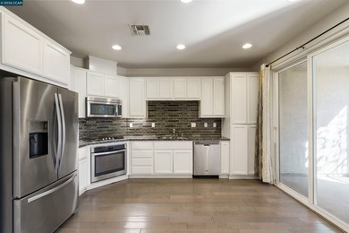 Welcome Home! Charming townhome built in 2015 with NEW carpet - photo 8