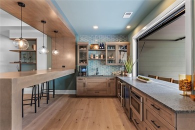 Welcome to an extraordinary lakefront retreat in the prestigious - photo 33
