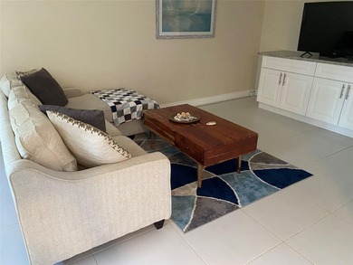 CORNER UNIT! VERY BRIGHT ! FIRST FLOOR,! QUIET AREA OF THE - photo 2