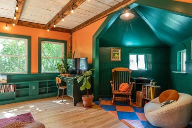 Humming with happiness, this year-round cottage-style home - photo 16