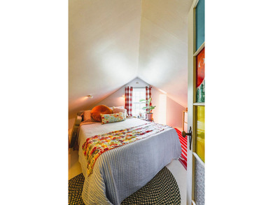 Humming with happiness, this year-round cottage-style home - photo 20