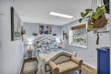 Nestled on a quiet dead-end street, this stunning two-story - photo 21