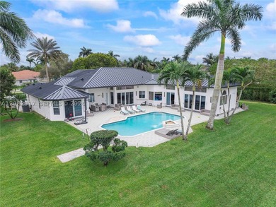 Experience luxury waterfront living in the highly sought-after - photo 2