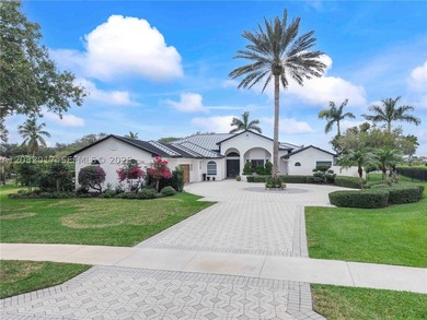 Experience luxury waterfront living in the highly sought-after - photo 3