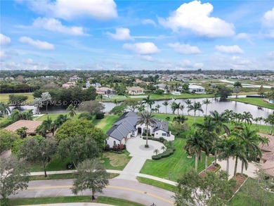 Experience luxury waterfront living in the highly sought-after - photo 5