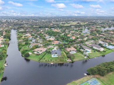 Experience luxury waterfront living in the highly sought-after - photo 7