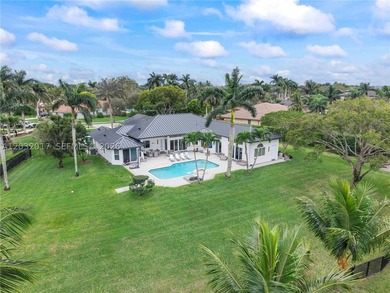 Experience luxury waterfront living in the highly sought-after - photo 8