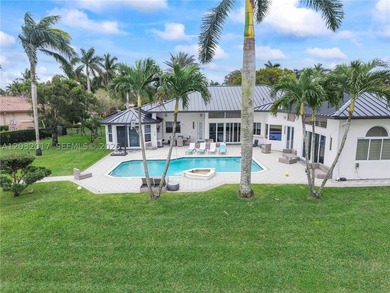 Experience luxury waterfront living in the highly sought-after - photo 9