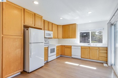 Welcome to this spacious and inviting 4-bedroom, 2.5-bathroom - photo 8