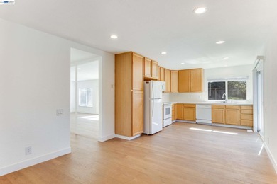Welcome to this spacious and inviting 4-bedroom, 2.5-bathroom - photo 10