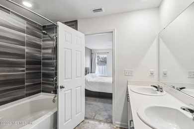 Bright and inviting 3-bedroom, 2-bath home on a spacious corner - photo 22