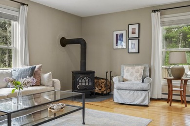 Welcome to this well-maintained, bright, and inviting home - photo 21