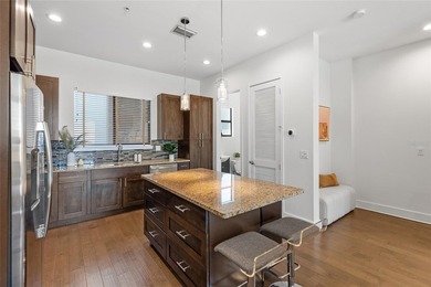 Urban Luxury Meets Modern Convenience in the heart of Downtown - photo 22