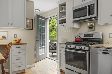 Welcome to this well-maintained, bright, and inviting home - photo 26