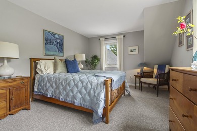 Welcome to this well-maintained, bright, and inviting home - photo 32