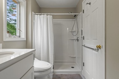 Welcome to this well-maintained, bright, and inviting home - photo 41