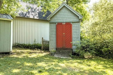 Welcome to this charming 3-bedroom single-family home, ideally - photo 44