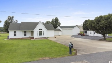 Perfect turn-key starter home or ideal for downsizing! Enjoy - Lake Home For Sale in Calvert City, Kentucky