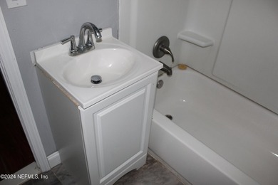 Quaint Home, 2 bedroom 1 bathroom home. Located Near Edgewood - photo 12